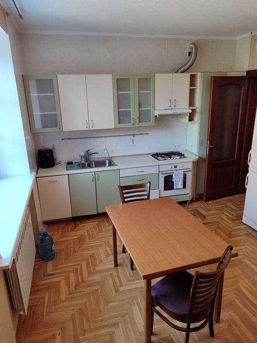 Без % оренда просторого будинку в с. Іванковичі, 360 м.кв.