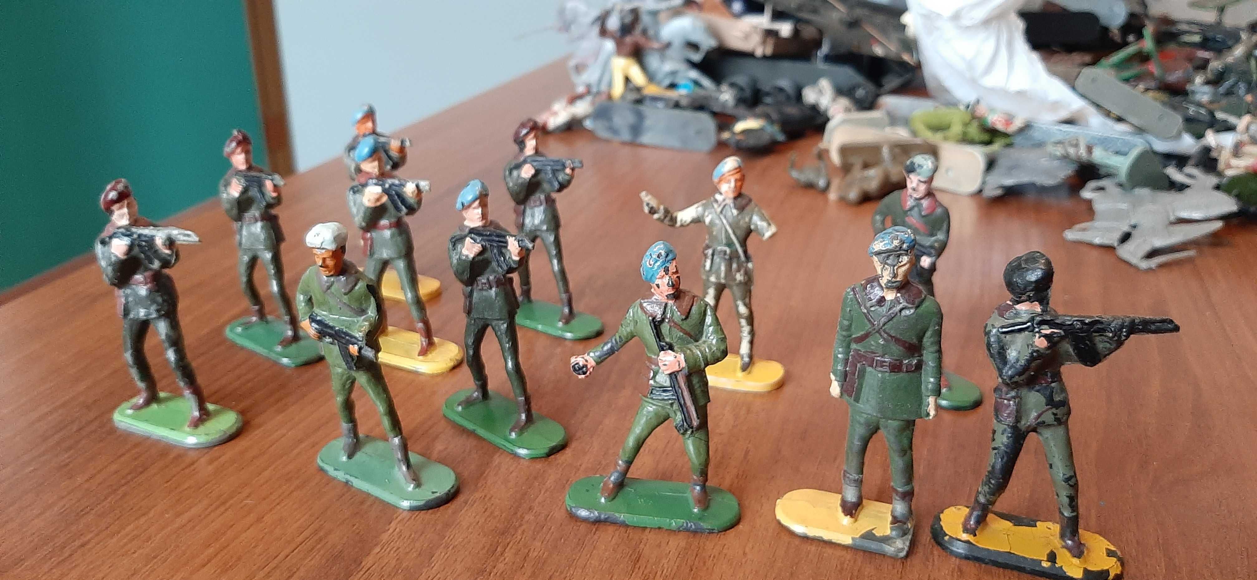 Żolnierzyki figurki PRL komandosi LWP blekitne czerwone berety