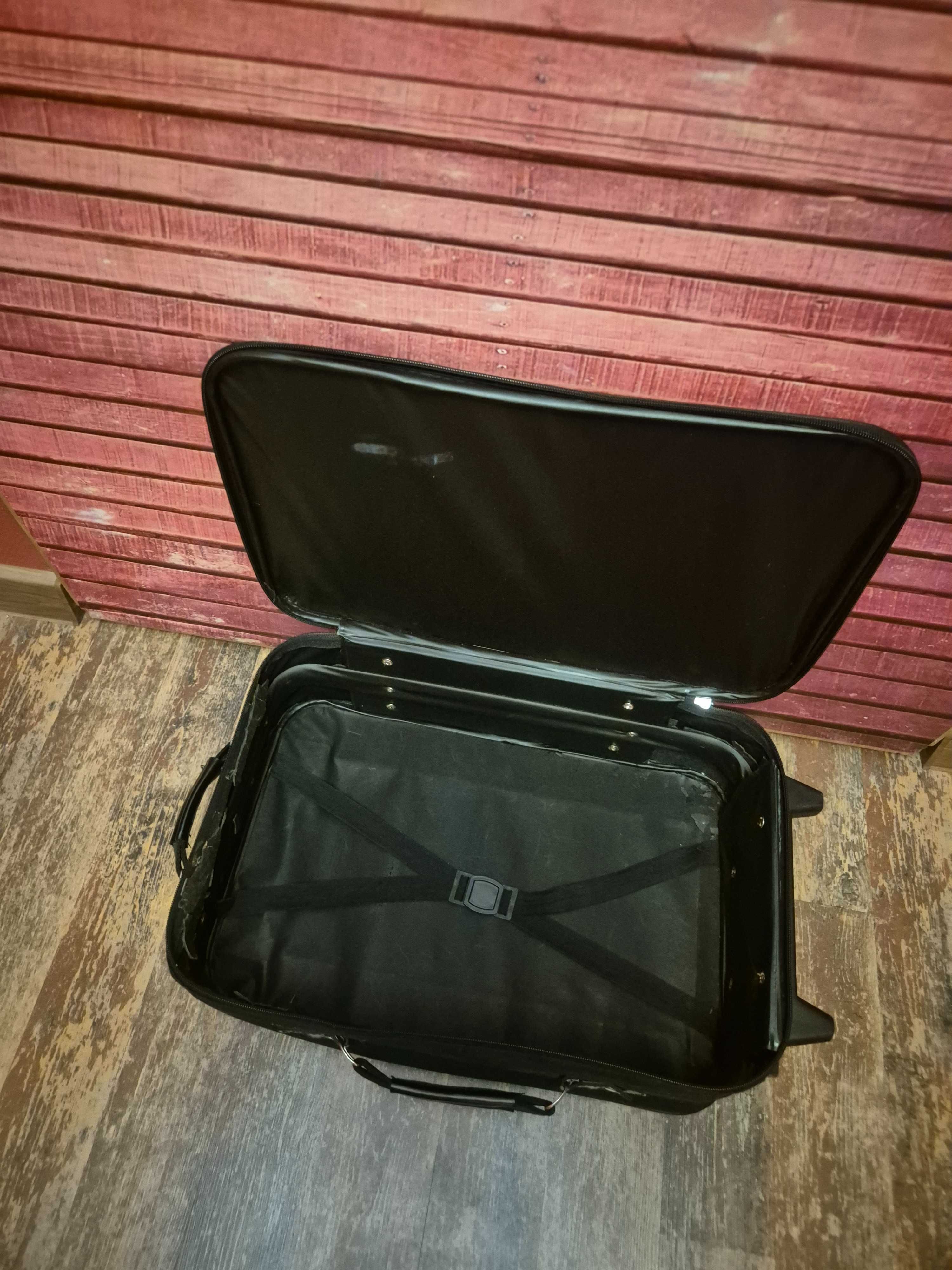Mała czarna walizka Ricardo 52 x 32 x 17