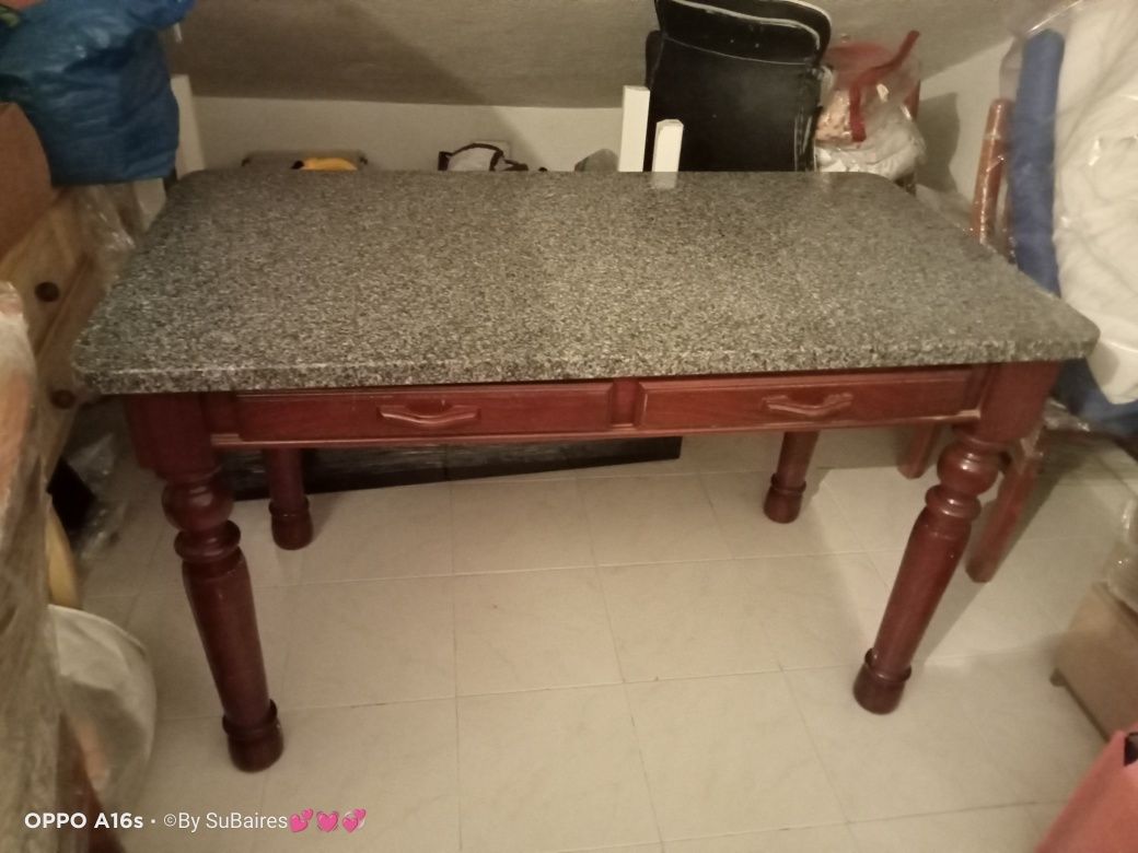 Mesa de madeira e mármore