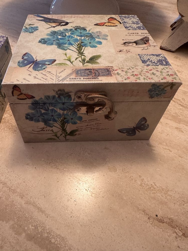 Vendo 2 caixas para decoracao e guarda - joias