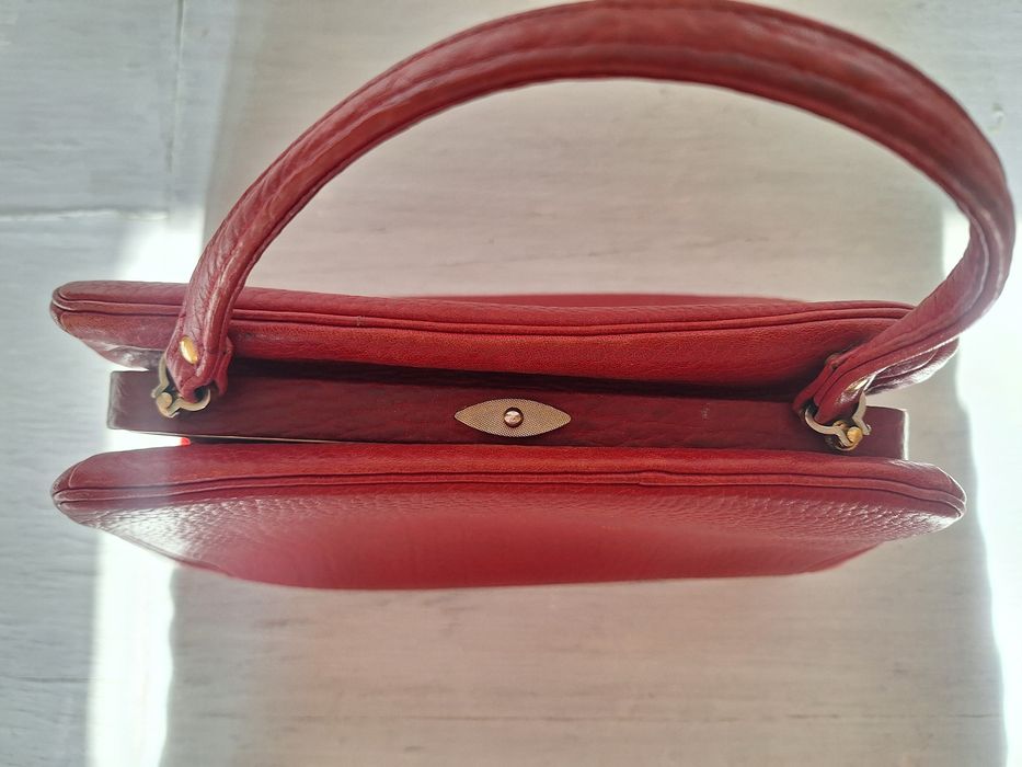 Базова акцентна червона сумка. Олд мані 80-х