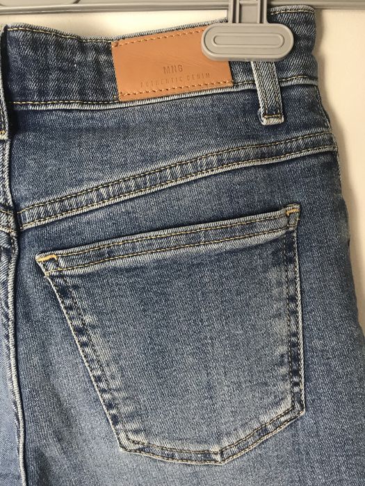 Niebieskie jeansy mom jeans z wysokim stanem Mango