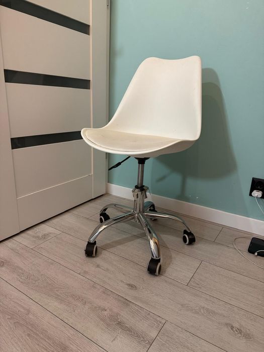 Krzesło do biurka obrotowe białe