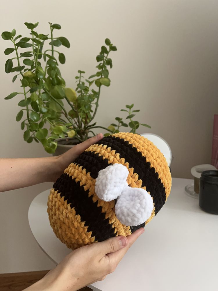 В‘язана іграшка ручної роботи, бджілка