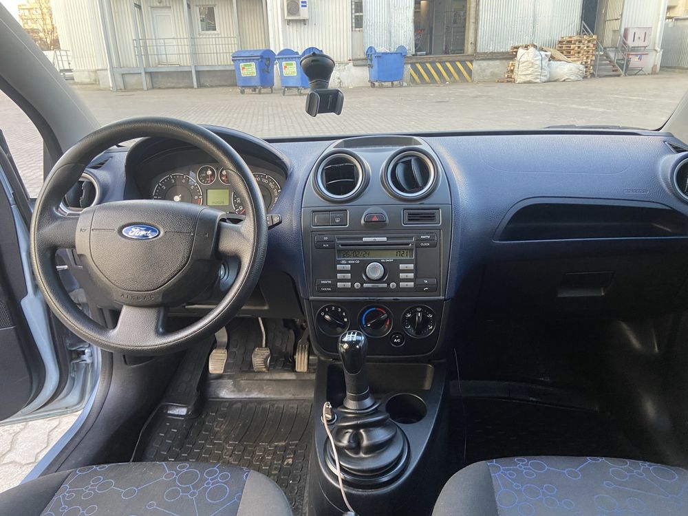 Продам Ford Fiesta 1,3 бензин