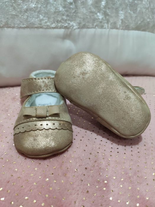 Sapatinhos dourados lindos