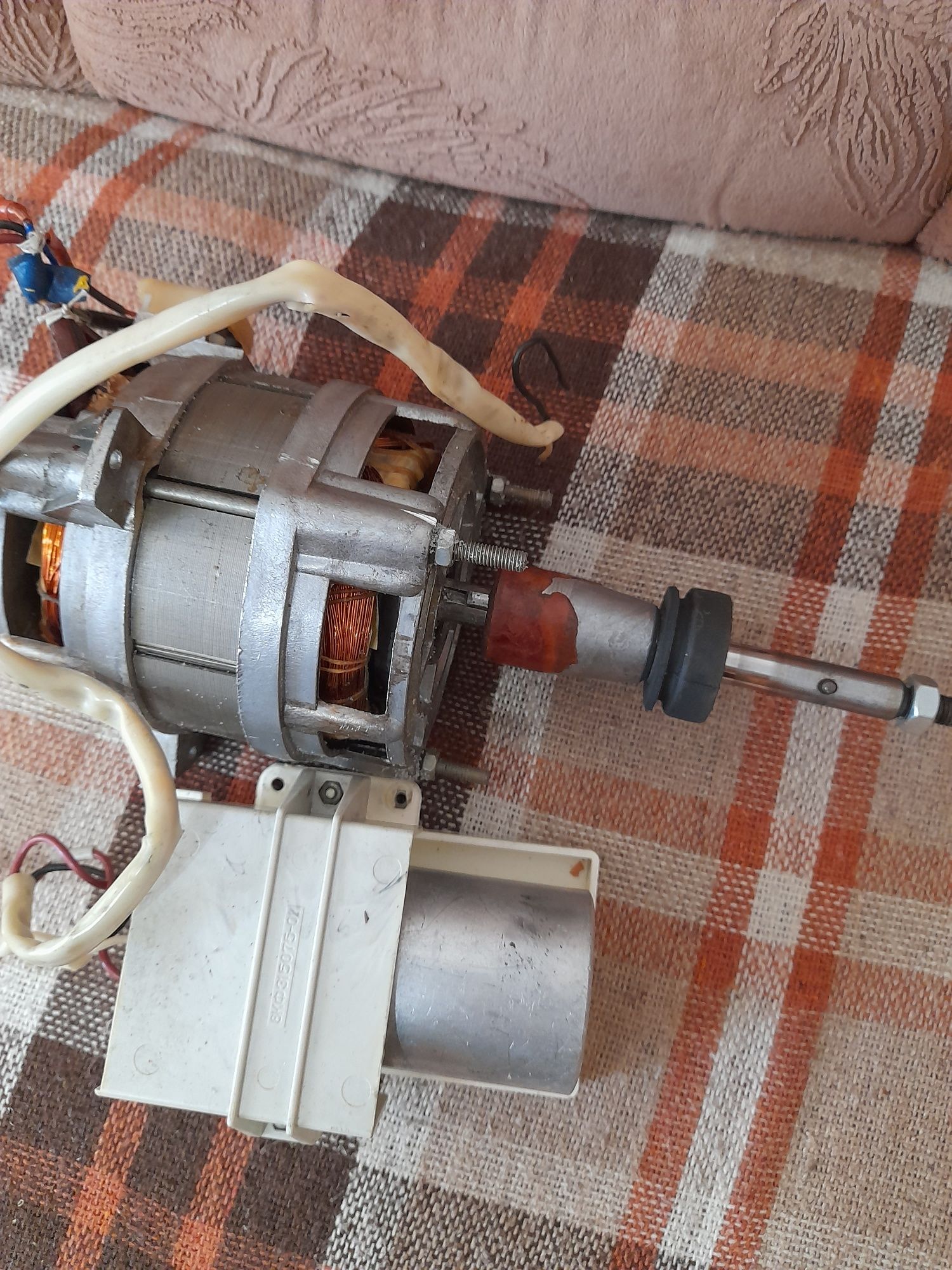 Електро двигатель от центрефуги Аурика
