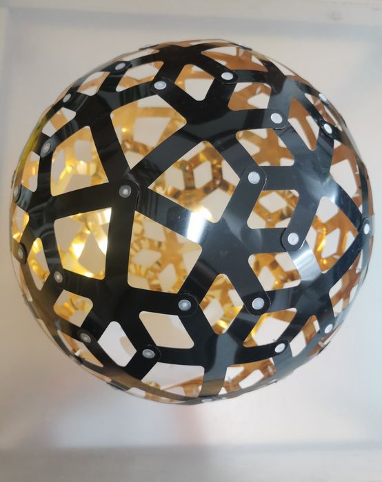 Klosz do lampy złoto czarny, okrągły.
W jednym miejscu podklejenie, ni