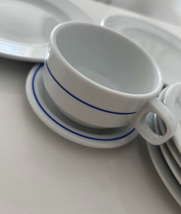 Conjunto de pratos e uma chávena