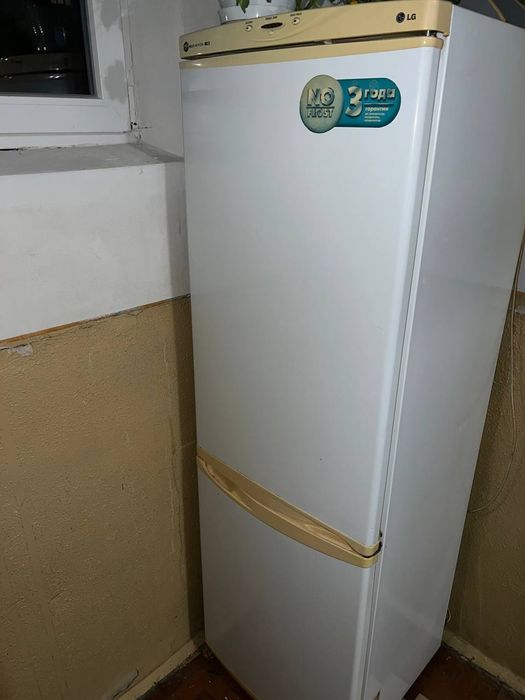 Холодильник з морозильною камерою LG