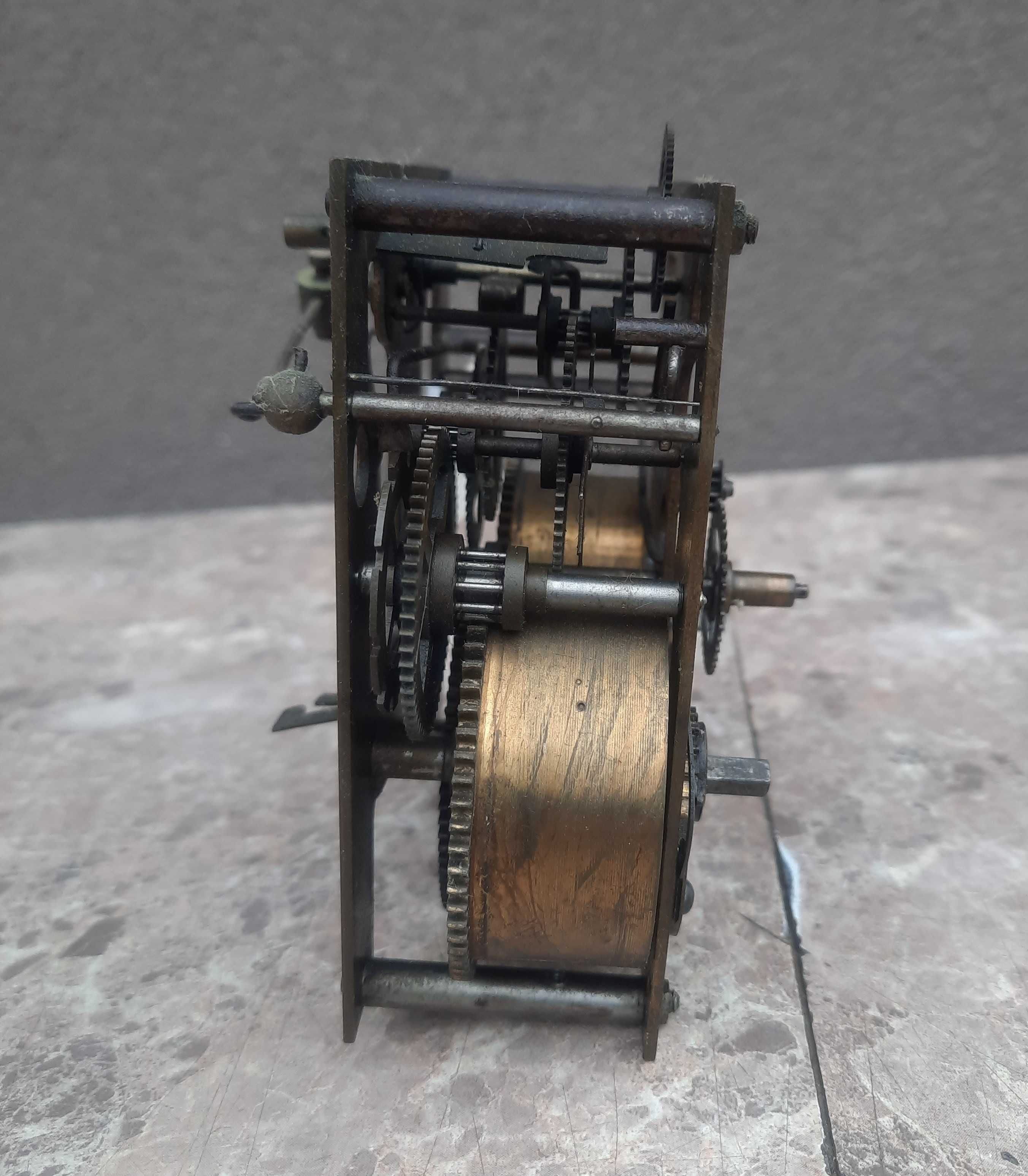 396 Mechanizm starego zegara ściennego Junghans