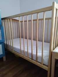 Drewniane łóżeczko niemowlęce z materacem