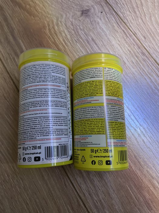 Dwie pudełka pokarmu dla ryb tropical.