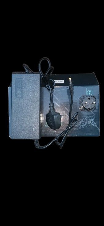 ładowarkę Li-Ion Battery Charger przeznaczoną do akumulatorów litowo-j