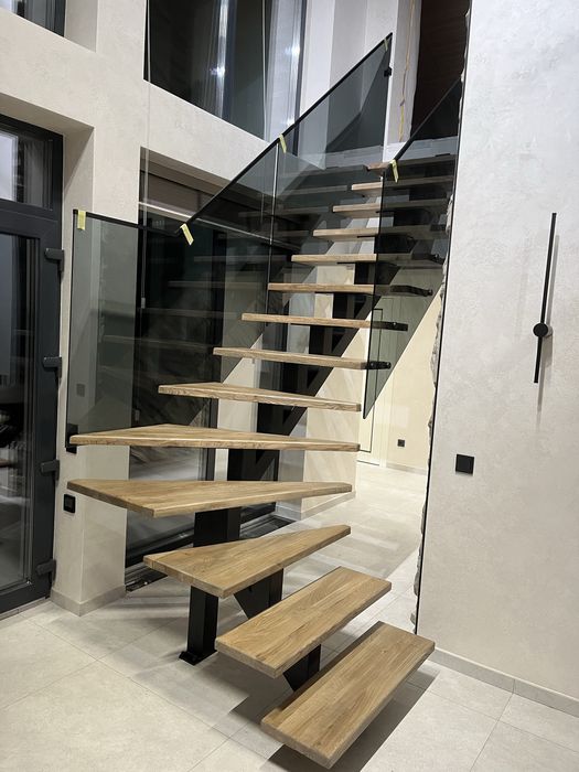 Сходи з дерева та сучасними перилами