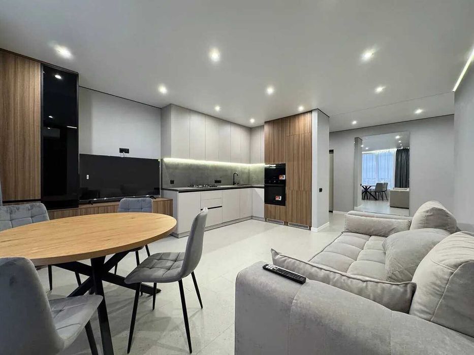 Шикарна двійка з кухнею-студією поблизу центру