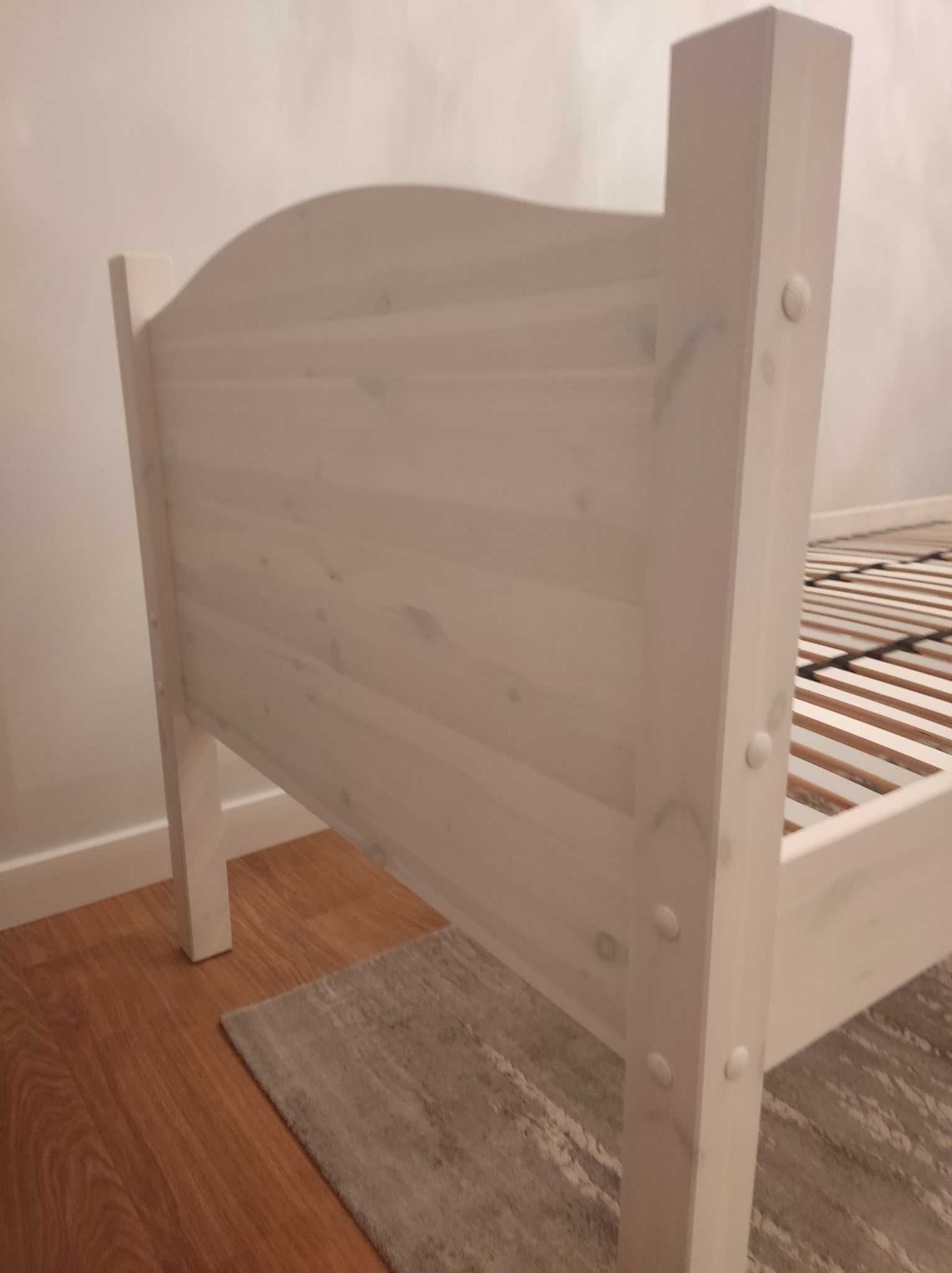 Skandynawskie łóżko drewniane