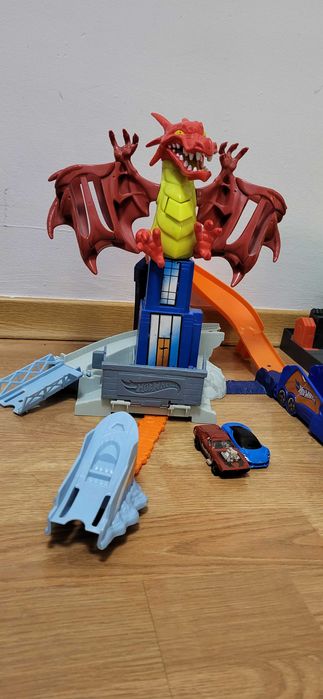 Hot wheels tor smok i triceratops