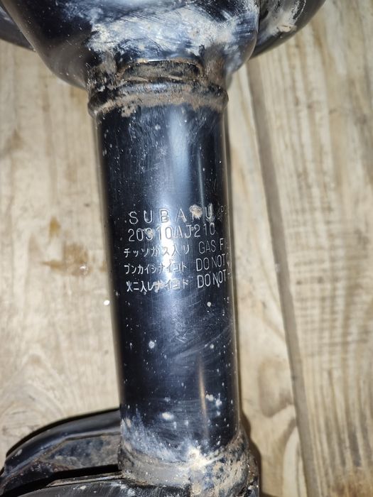 Передние амортизаторы на Subaru Outback 2013 года. Родные.