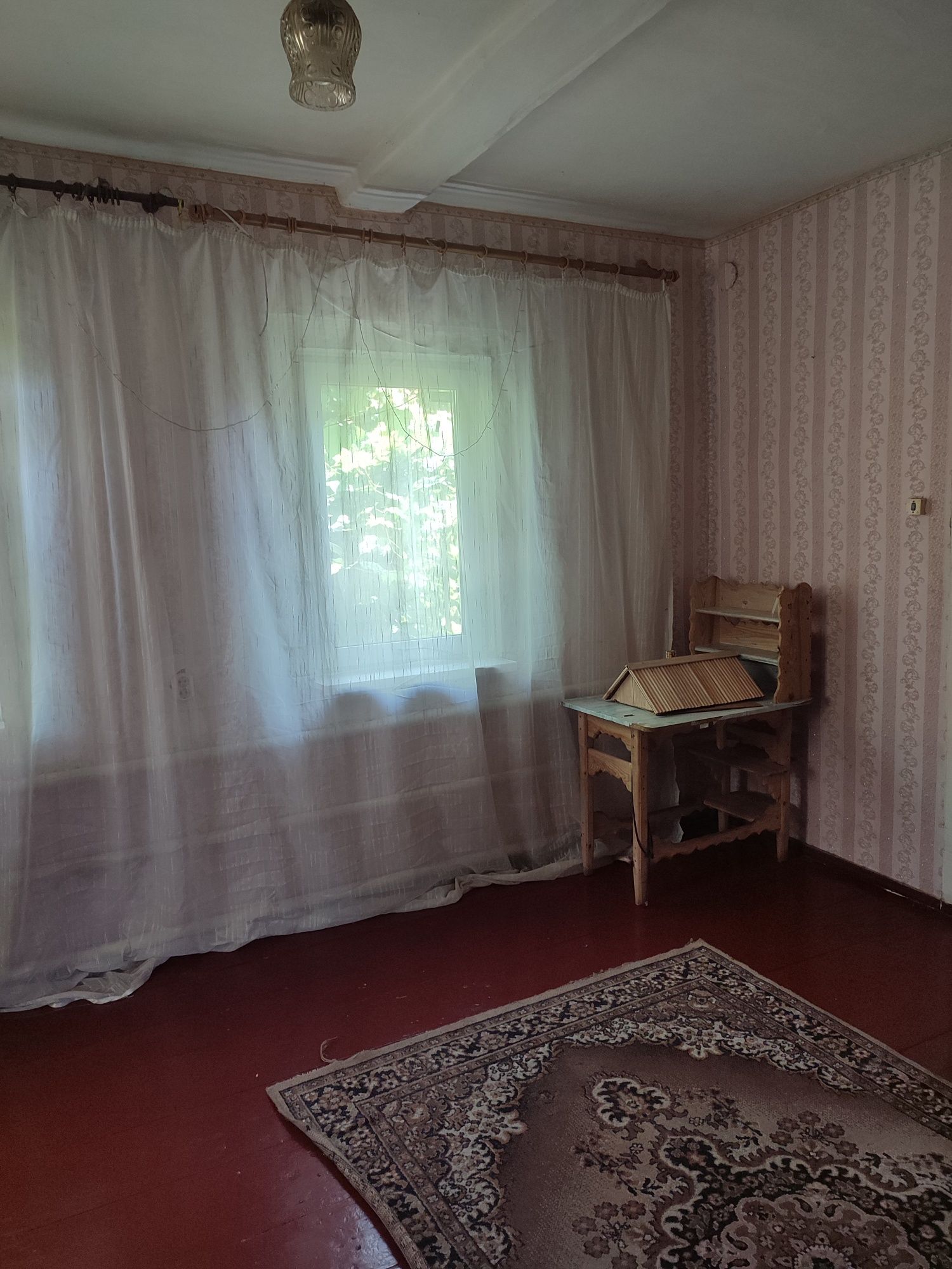 Продається будинок в житловому стані.