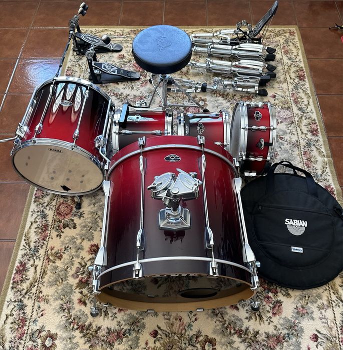 Bateria Tama Superstar (ferragens, pedais e pratos)