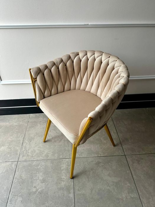 Beżowe krzesła nowoczesne glamour krzesło plecione welur fotel