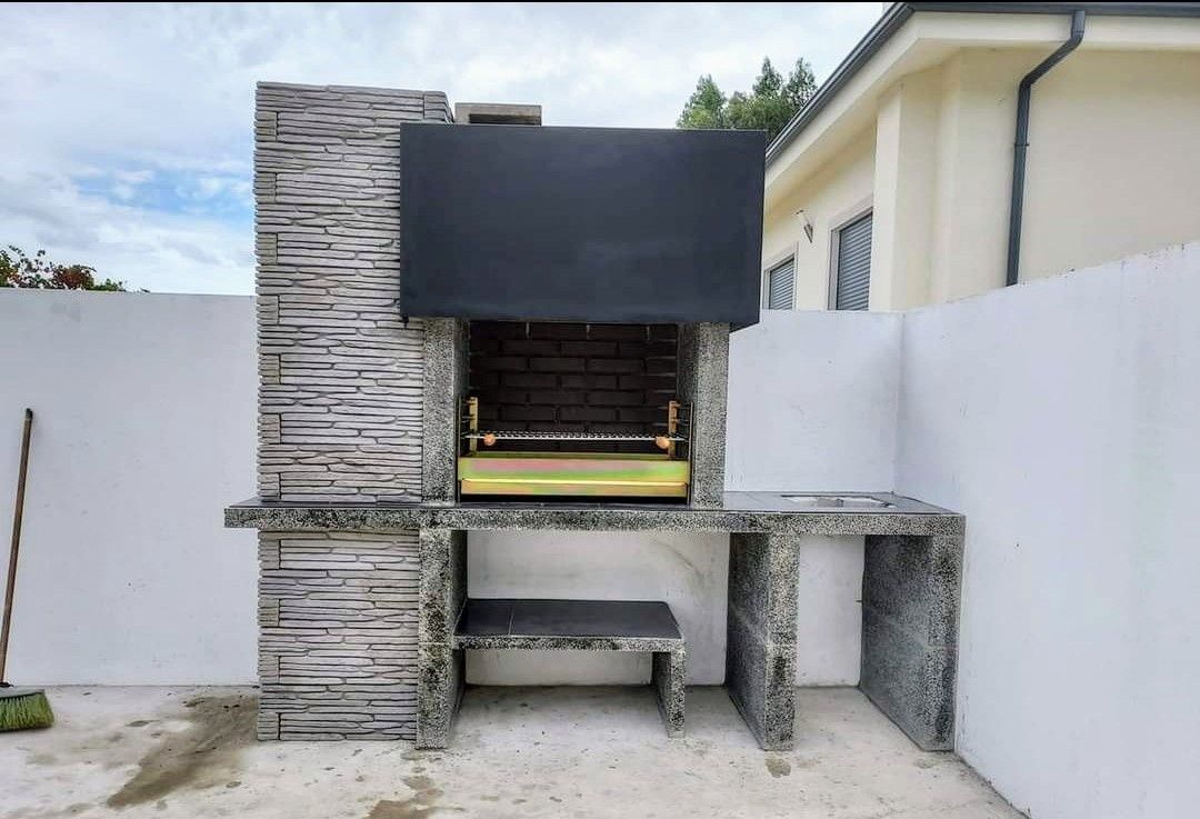 Churrasqueiras rusticas e linha moderna