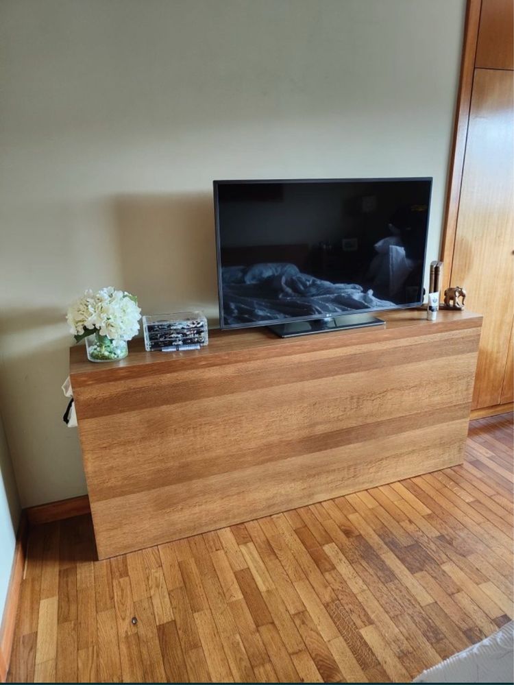 Cama c/ estrado e c/ mesinhas de cabeceira