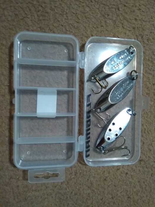 Комплект блешні і коробка