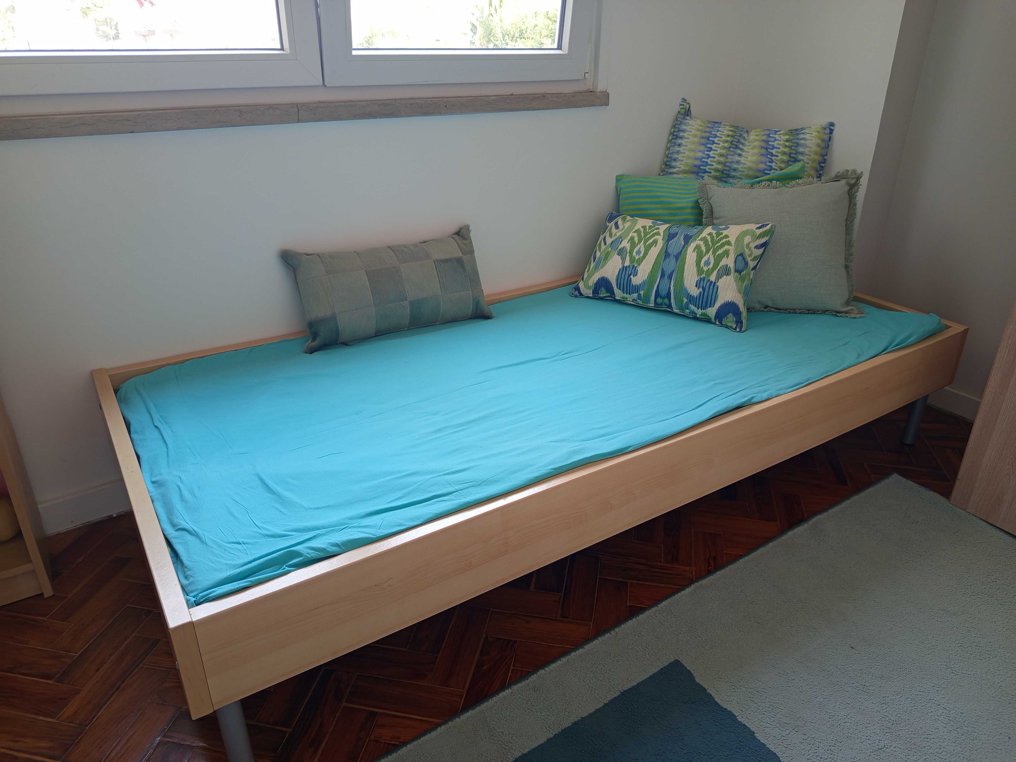 Cama de solteiro com estrado