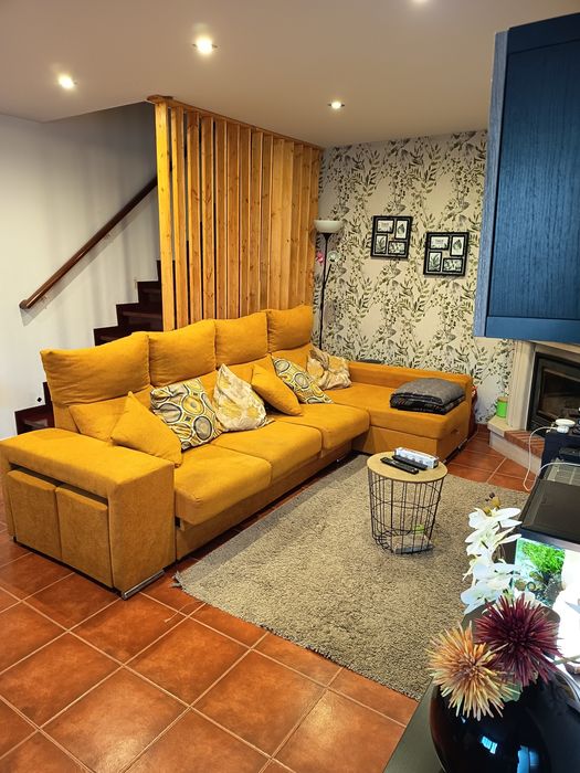 Sofá três lugares+ chaise longe e 2 puffs amarelo mostarda