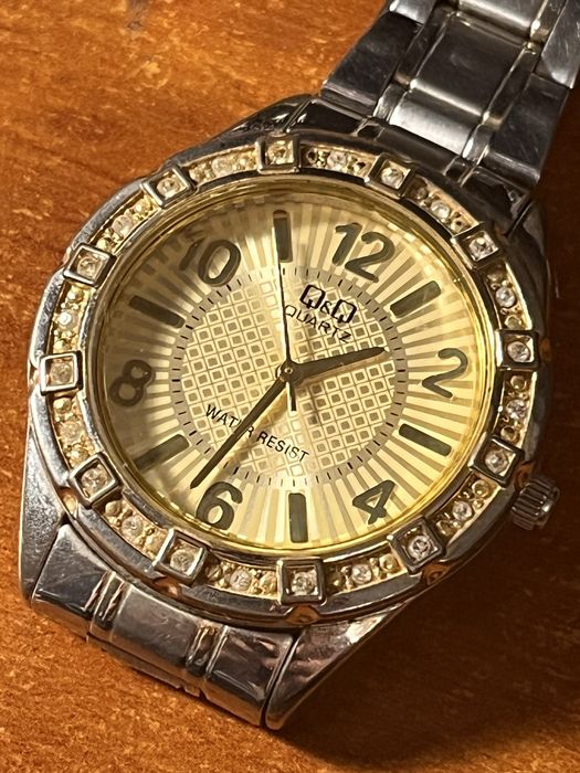 Годинник Q&Q жіночі часи