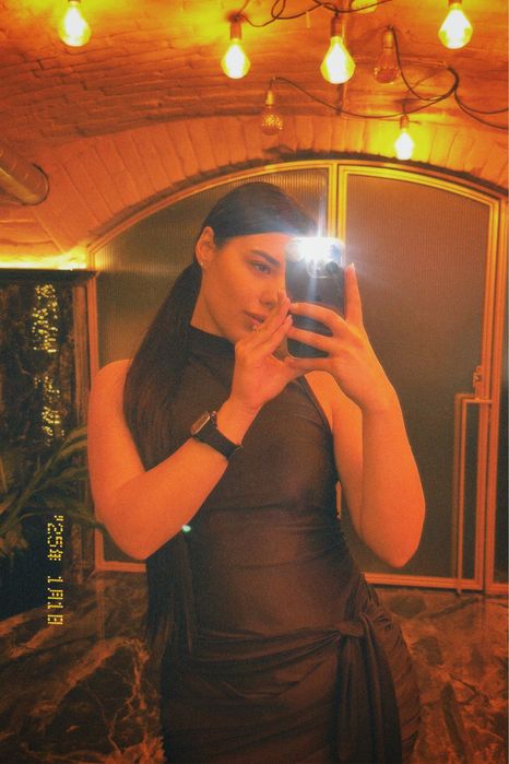 Коричнева атласна сукня с