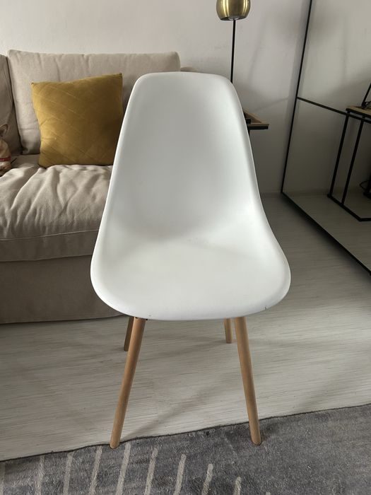 Krzeslo biale drewniane nogi