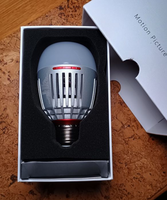 Aputure B7C , RGBWW LED лампочки для відео, Amaran