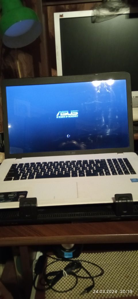 Ноутбук Asus 17"с сидиромом