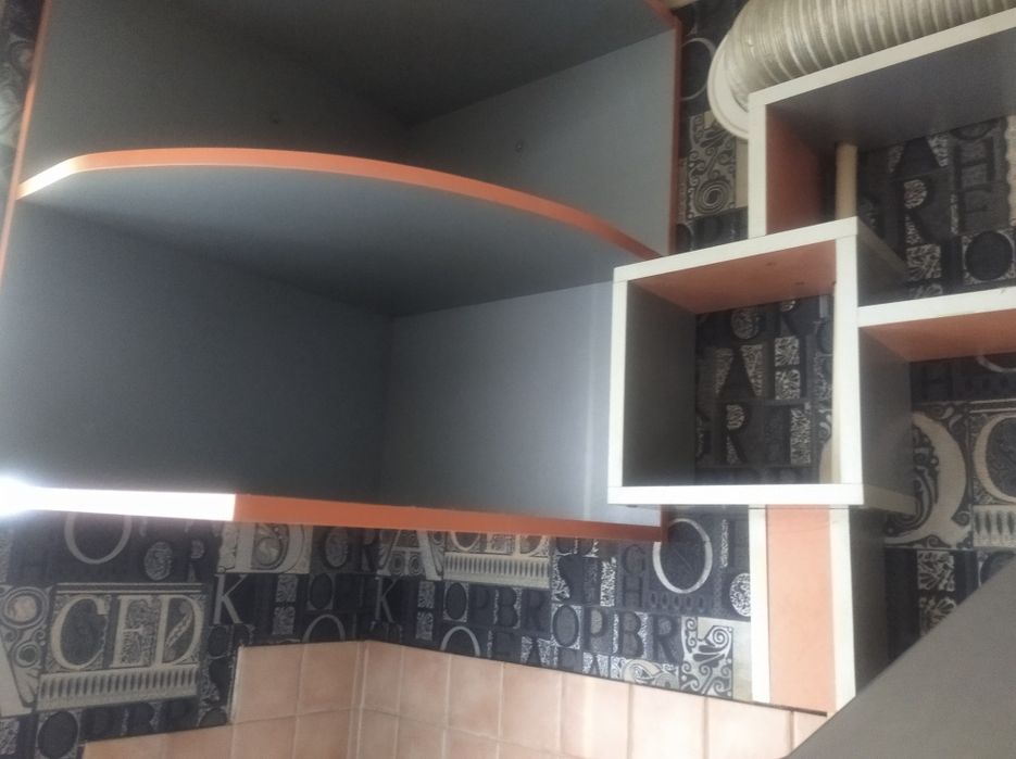 Невеличка кухня і витяжка" Піраміда"( нержавійки) в дуже гарному стані