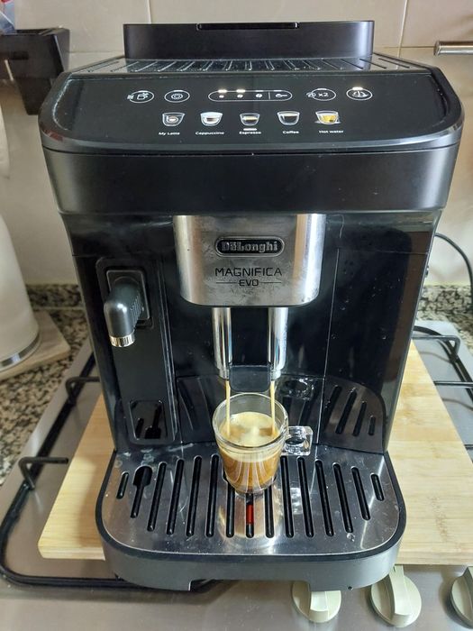 Máquina de café delonghi magnifica evo ECAM290.61.b usada