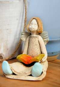 Anioł ceramiczny siedzący, figurka, ceramika biskwit