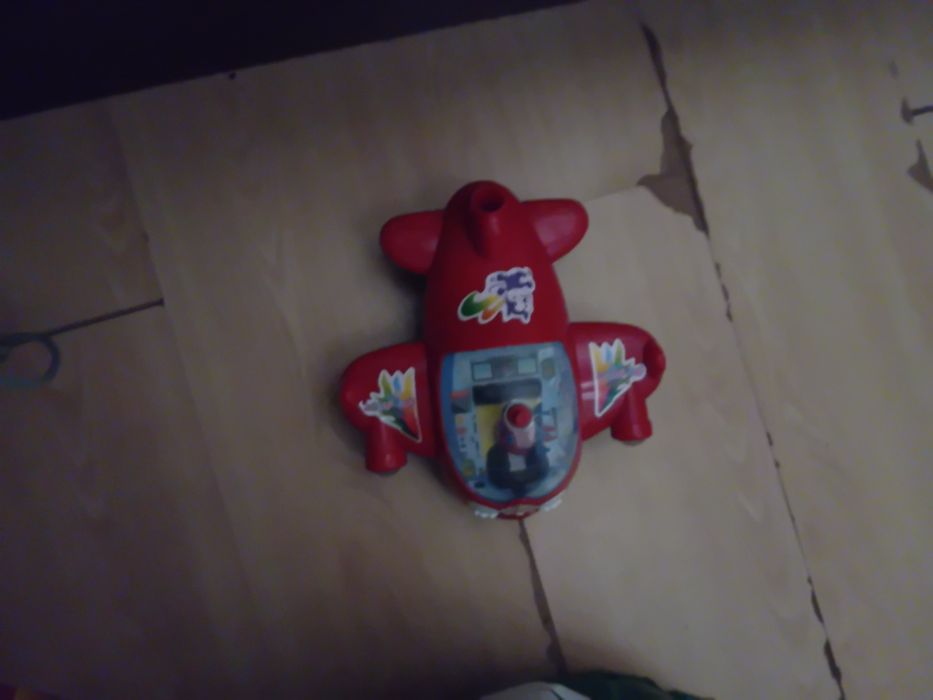 Avião de brinquedo cor vermelho
