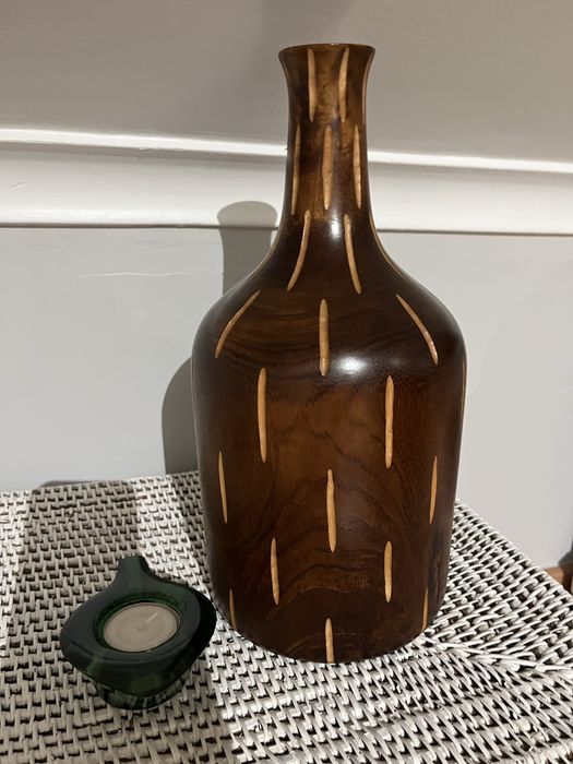 Conjunto de jarras em madeira maciça e trabalhada