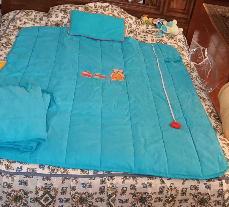 Colcha e resguardo lateral de berço