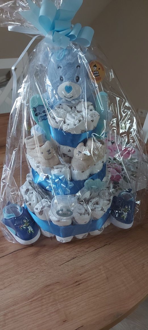Tort z pieluch na baby shower chrzest roczek