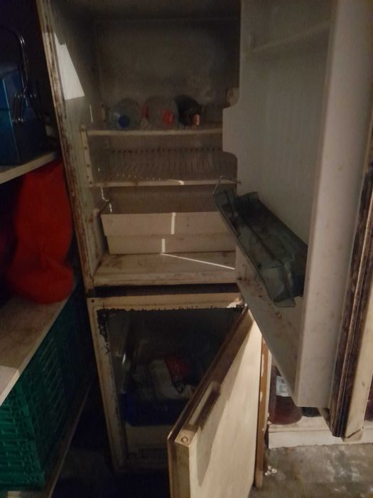 Frigorífico com geladeira e prateleiras