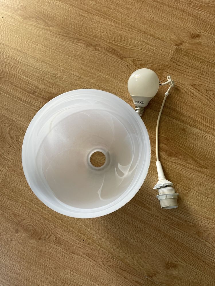 Lampa abażur PRL z żarówką oraz kablem.