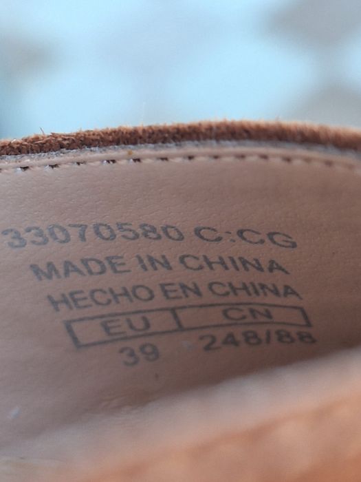 Замшеві туфлі лодочки коричневі з гостим носком від mango