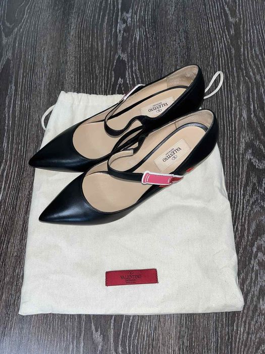 Valentino Шкіряні  чорні  туфлі Валентино губна помада