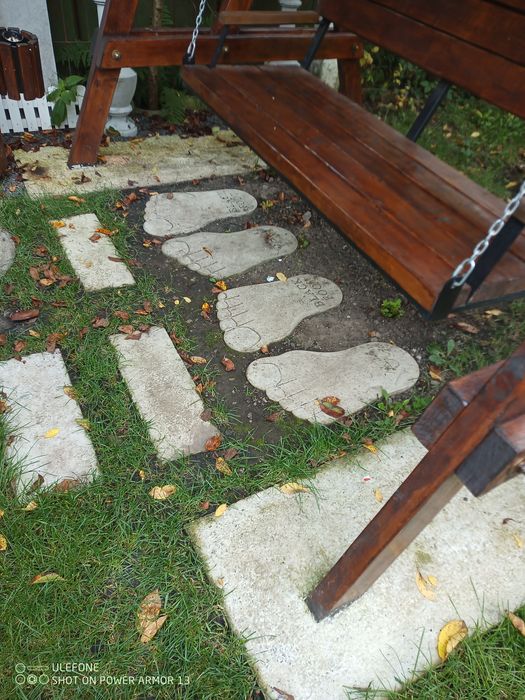 Бруківка-Стопа велетня бетона