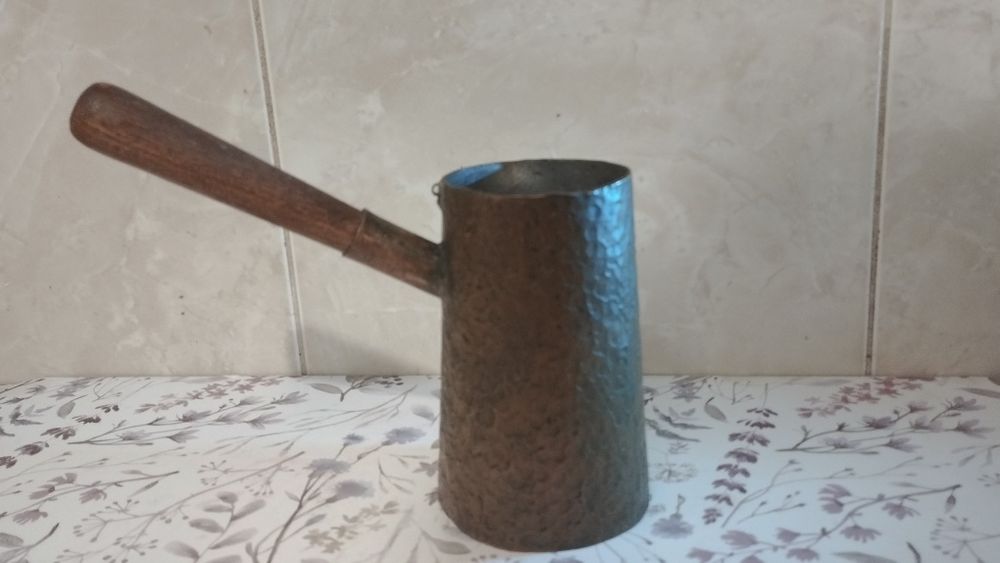 Stary miedziany tygielek z drewnianą rączką, ręcznie robiony